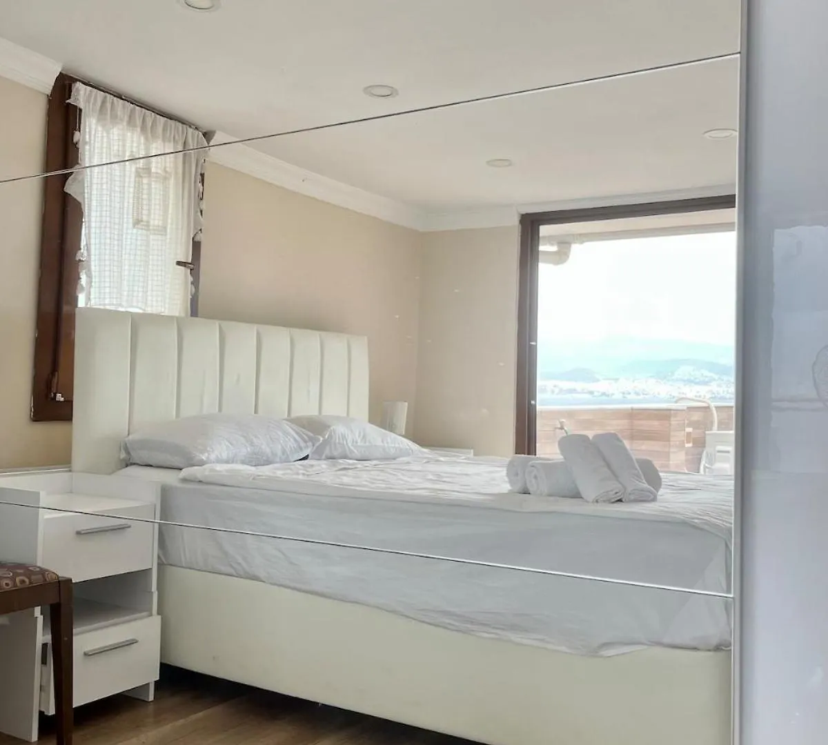 Stay In A House With Sea View In Historical Elevator Mansion Izmir Apartment
